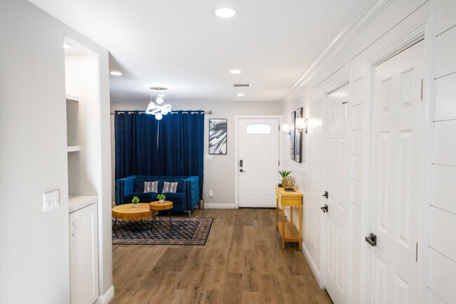 Foto del edificio - 451 E Lincoln Ave