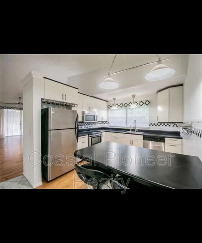 Foto del edificio - 16101 Rambling Vine Dr E