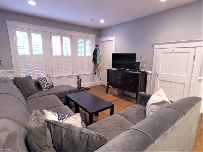 Building Photo - 1 br, 1 bath Condo - 772 Centre St Apt 3