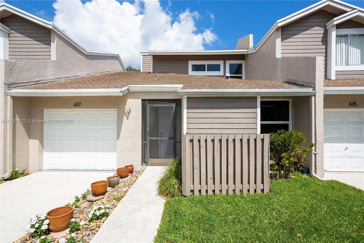 Foto principal - 617 Woodgate Ln