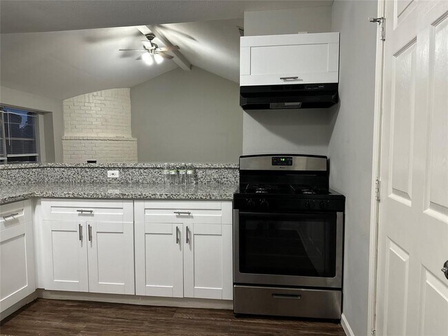 Foto del edificio - 15770 Chimney Rock Rd