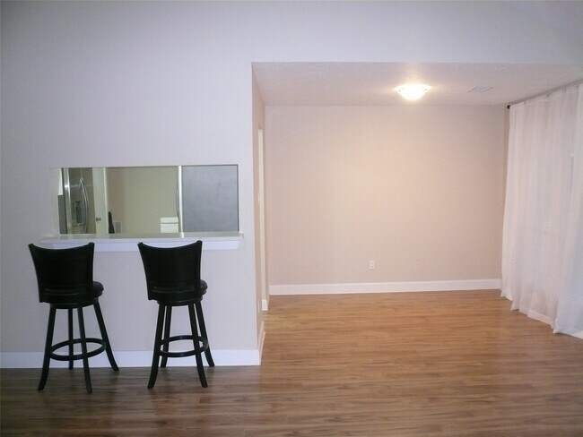 Foto del edificio - 4910 Hennington Dr