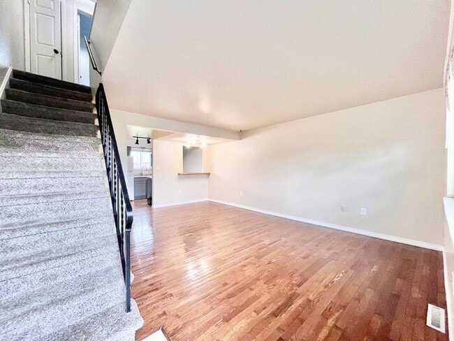 Building Photo - Townhome in Central Windsor!