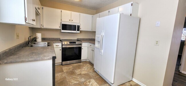 Building Photo - 3 bedroom 2 bath Town House