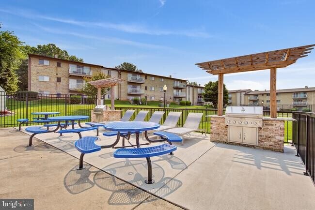 Building Photo - 710 Country Village Dr