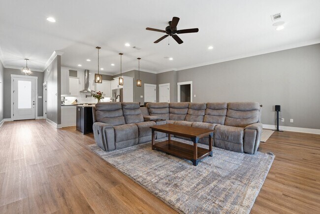 Foto del edificio - 3 Bedrooms Plus an Office & Sun room