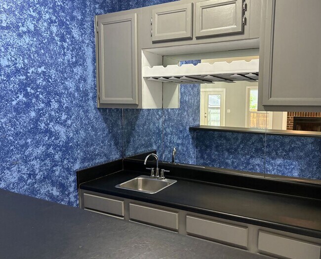 Foto del edificio - Available August 18th. REMODELED 3 BR/2 BA...