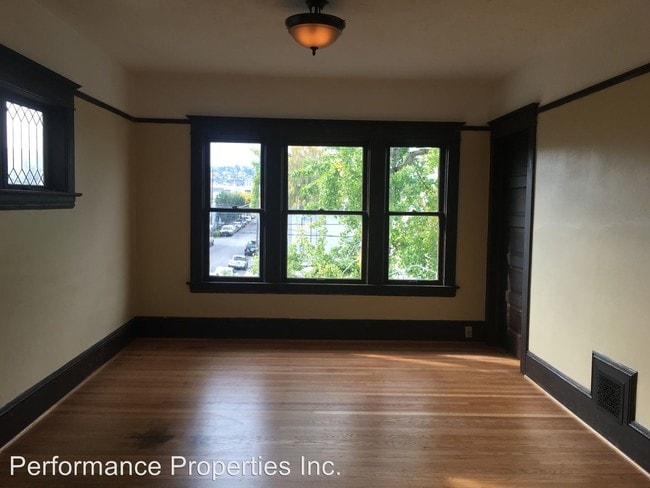 Building Photo - 2032 SE 11th Ave