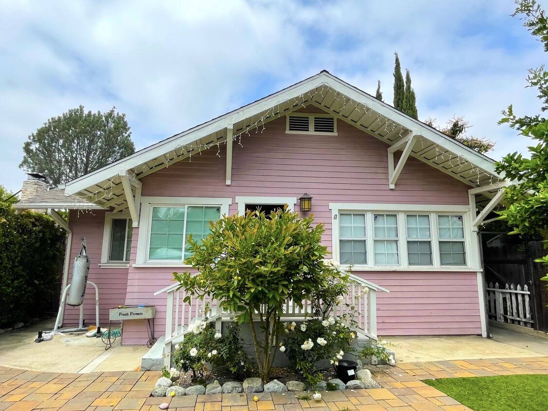 Primary Photo - 1327 N McCadden Pl