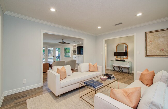 Building Photo - 422 Wycliffe Dr