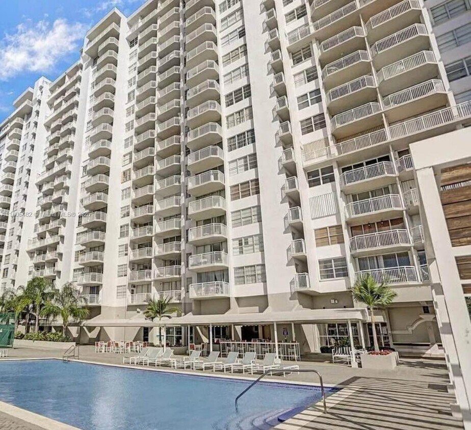 Foto principal - 18041 Biscayne Blvd