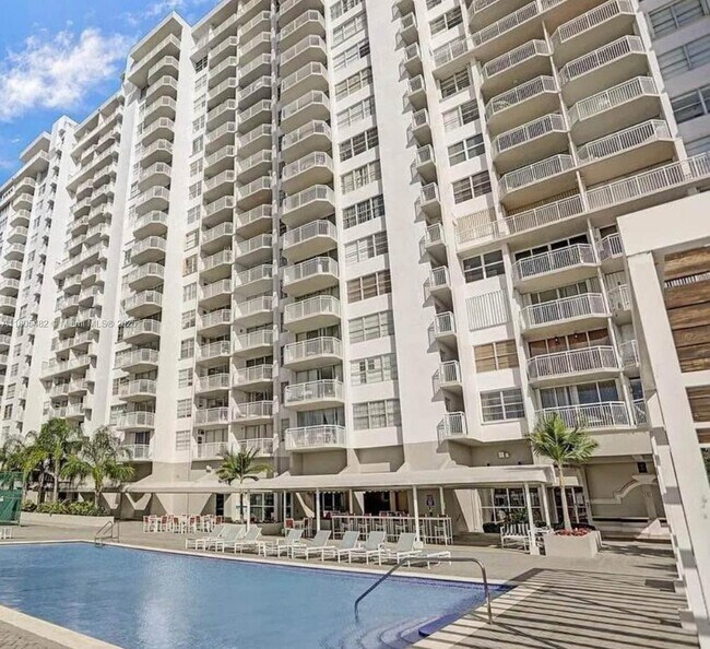 Foto del edificio - 18041 Biscayne Blvd