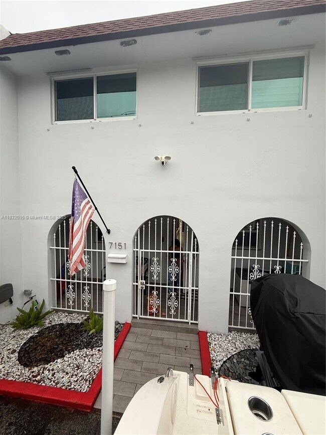 Foto del edificio - 7151 W 3rd Ct