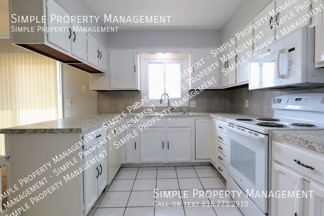 Building Photo - Spacious 3 bedroom 2 bathroom home located...