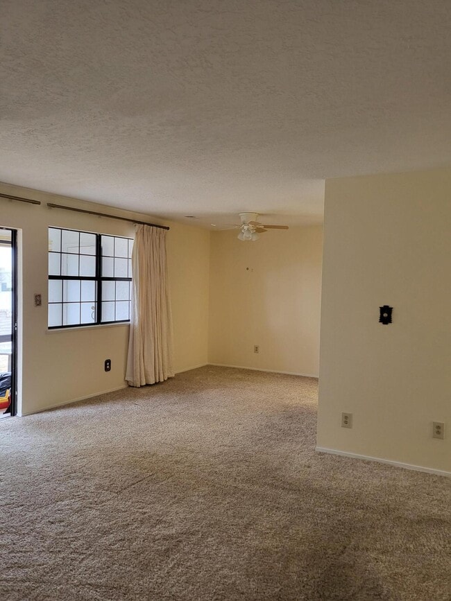 Building Photo - 813 Country Club Dr SE