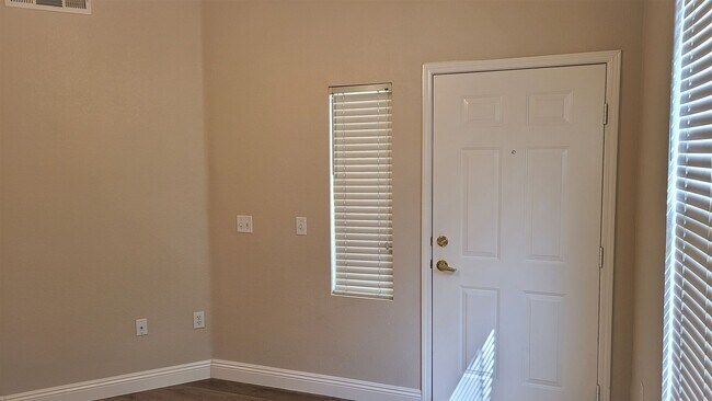 Foto del edificio - 1 Bedroom in Chateau Nouveau with TWO car tandem attached garage
