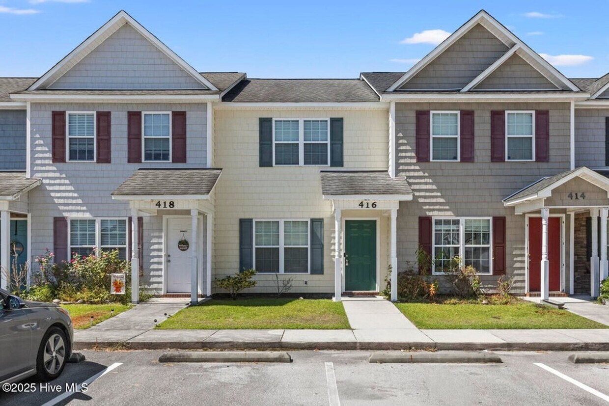 Foto principal - 2 Bed Townhome In Carolina Forest!