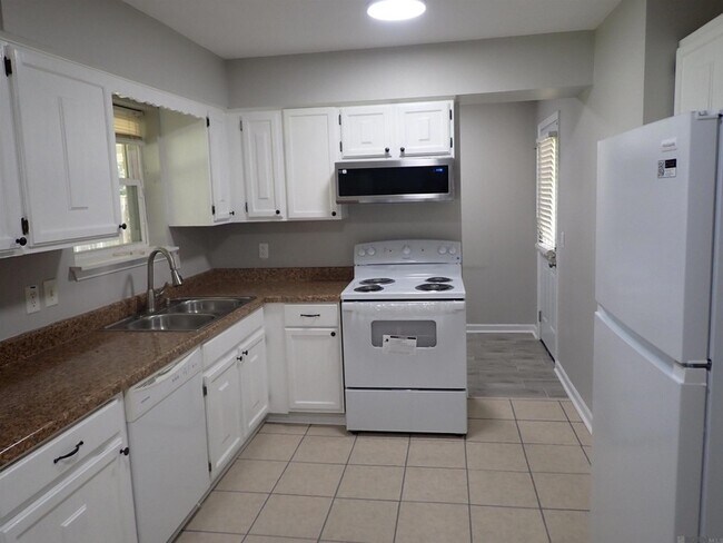 Foto del edificio - 17345 Ashton Ave