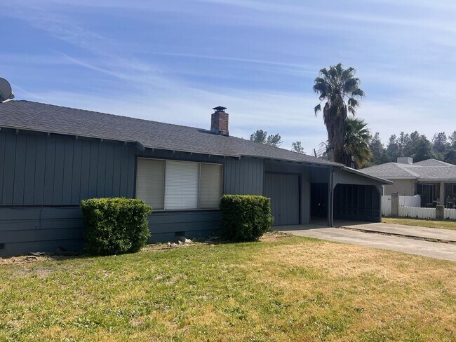 Building Photo - 3 Bedroom Home On Large Lot