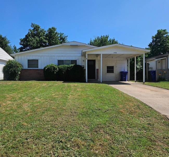 (3) Bed/(1) Bath w/ Carport Available NOW! - (3) Bed/(1) Bath w/ Carport Available NOW! House