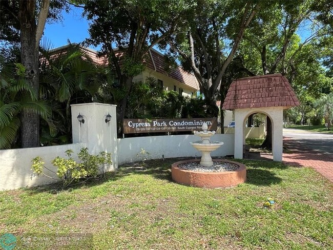 Building Photo - 128 S Cypress Rd