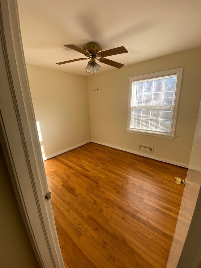 Building Photo - — AVAILABLE APRIL 1ST —Three Bedroom Two Bathroom Brick Ranch Home in the West End Available Apri...