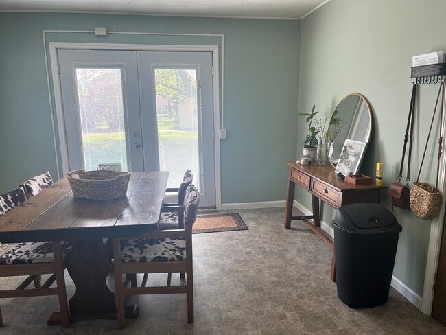 Building Photo - 632 S Anna Ave