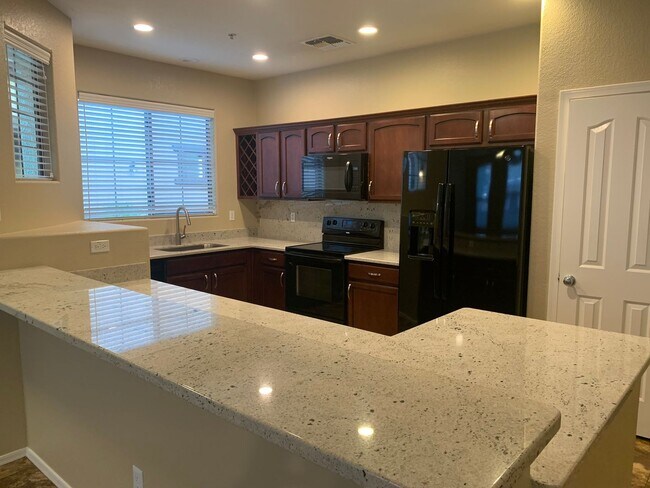 Foto del edificio - COMING SOON A gorgeous two story 3 bedroom 2.5 bath townhome