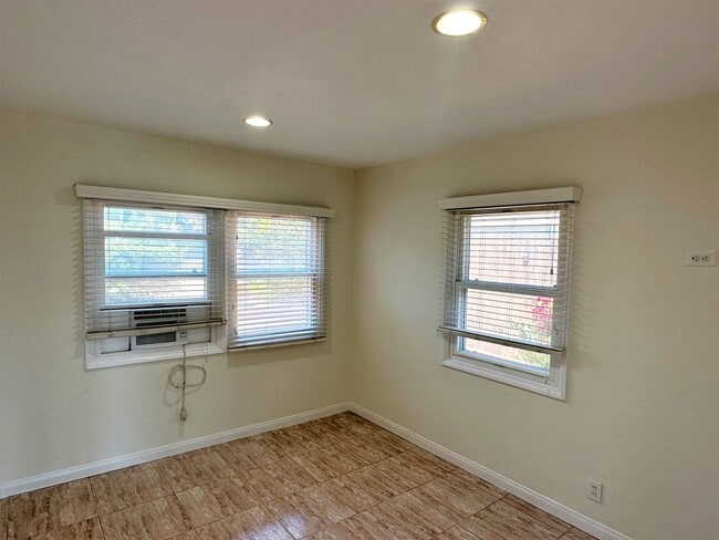 Building Photo - Charming 2+1 PDR hills home w/ large lot. ...