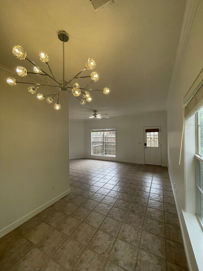 Comedor y sala de estar - 2901 Harris Dr