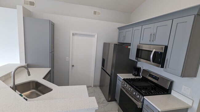 Building Photo - 3048 Pineda Dr