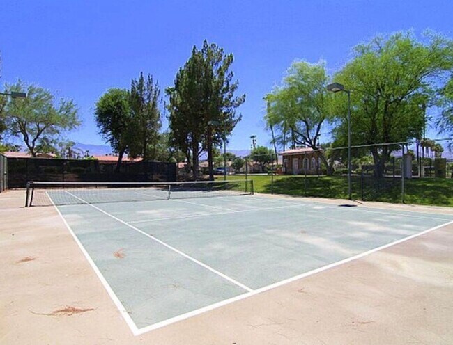 Foto del edificio - 43376 Cook St