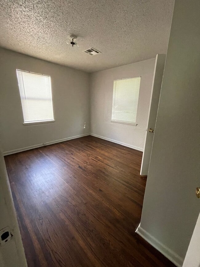 Building Photo - Renovated  Adorable 4bd 1bth Home