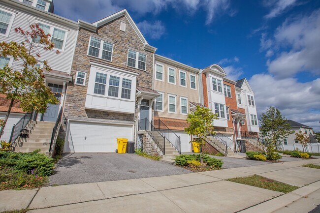 Building Photo - Beautiful 3 BR/2 Full BA & 2 Half BA Townh...