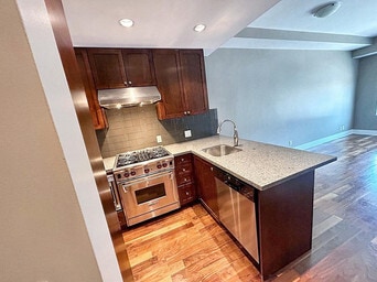 Photo du bâtiment - 1477 15th Av W
