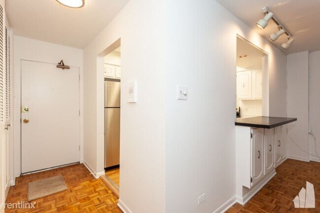 Building Photo - 4334 N Clarendon Ave