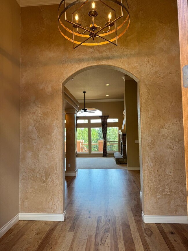 Foto del edificio - Prime location! 5 bed, 4 bath, 3 car!