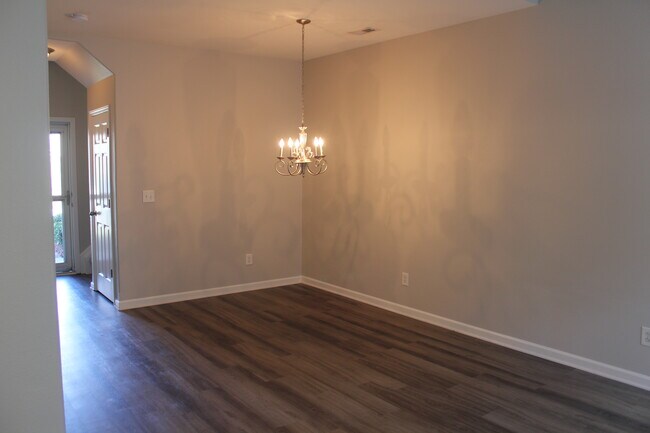 Foto del edificio - 5972 Hollow Wood Ct