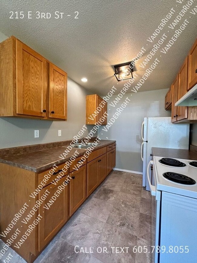Foto del edificio - 215 E 3rd St