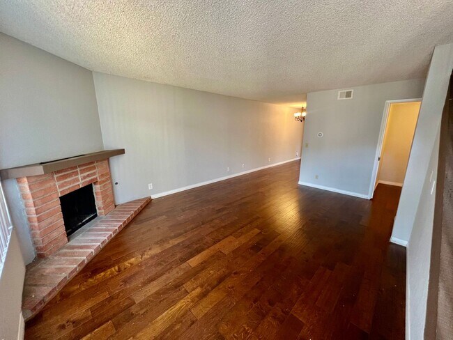 Building Photo - Beautiful 2B/1.5BA Condo w/ Patio & Washer...