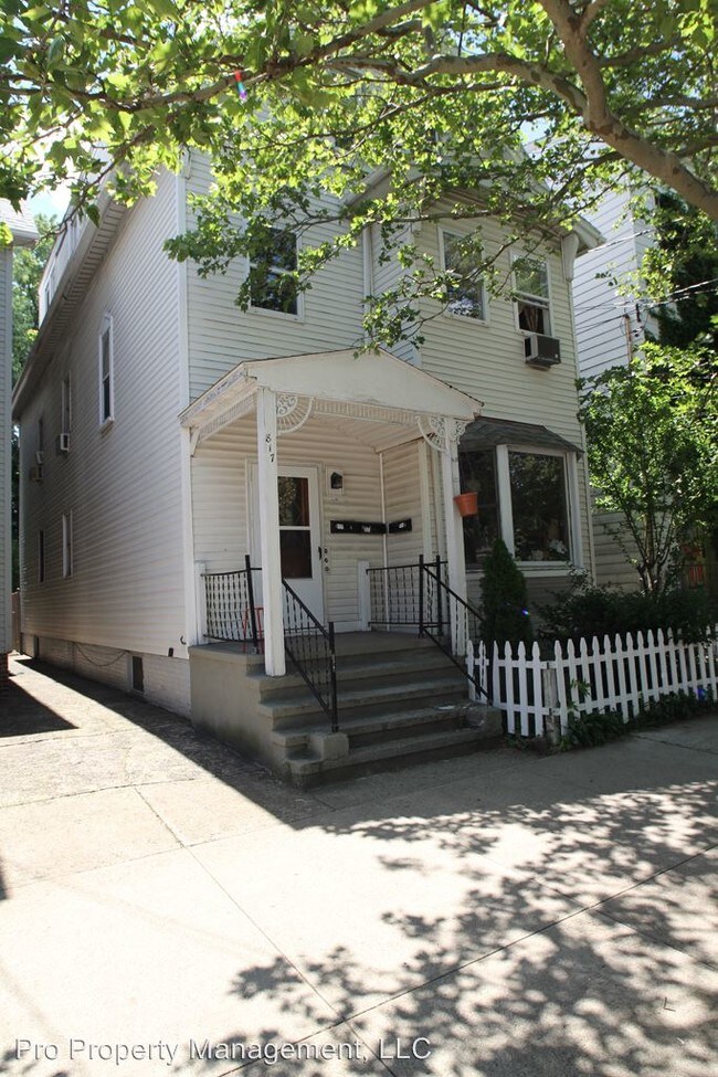Building Photo - 817 State St