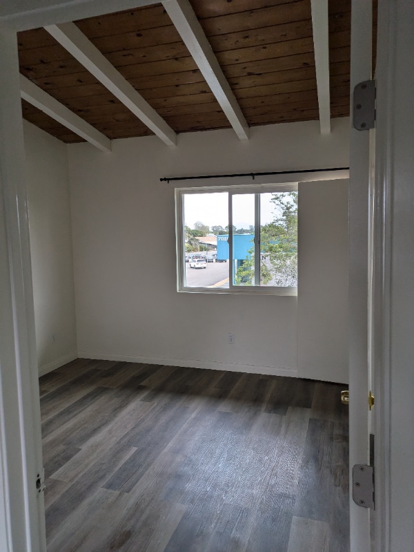 Foto del edificio - 7002 Linda Vista Rd