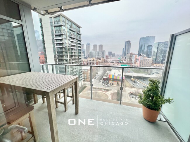 Foto del edificio - 350 N Halsted St