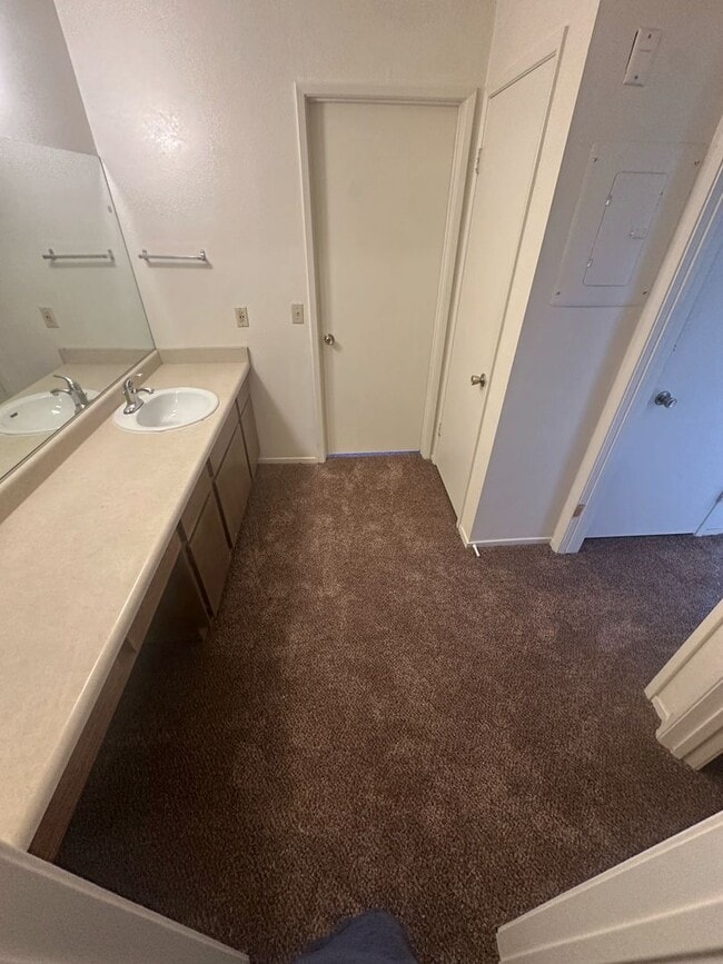 Foto del edificio - CUTE 2ND FLOOR  1 BEDROOM CONDO W/ LOFT