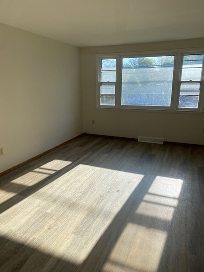 Building Photo - 928 Northway St