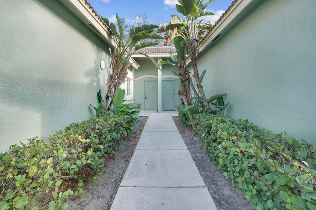 Building Photo - 240 Crestwood Cir