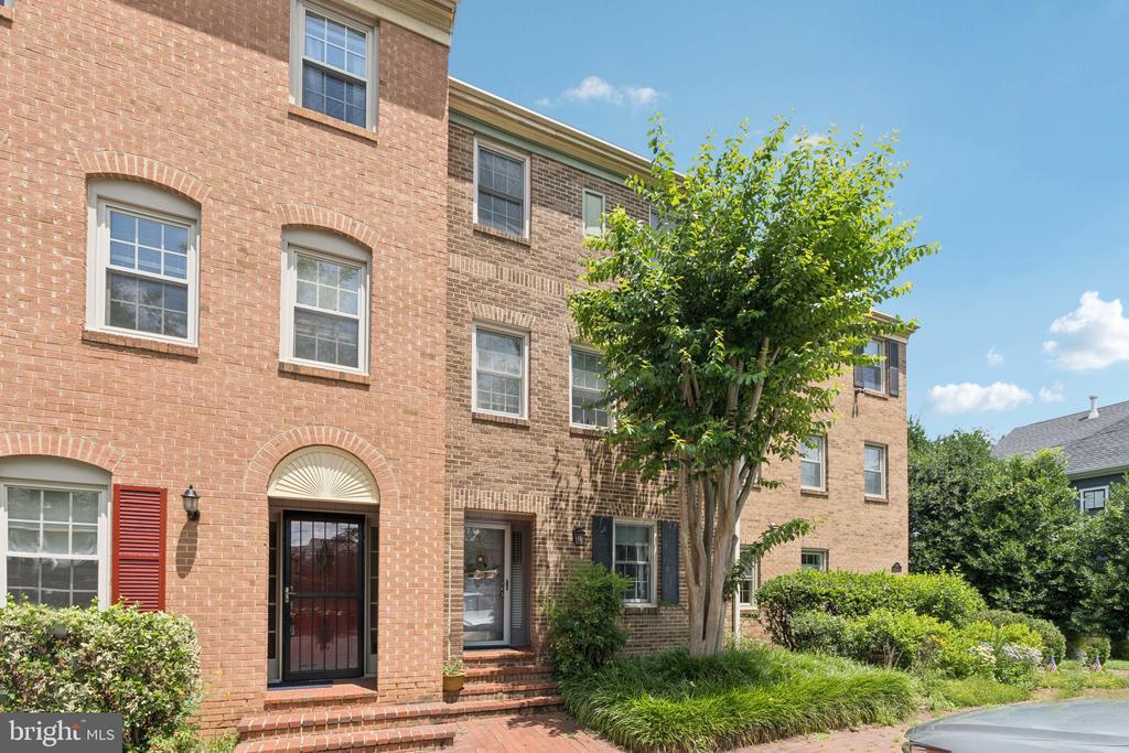 Foto principal - 1272 S Washington St