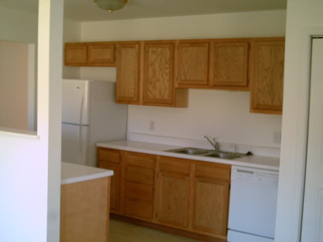 Building Photo - 2025 Vista View Dr