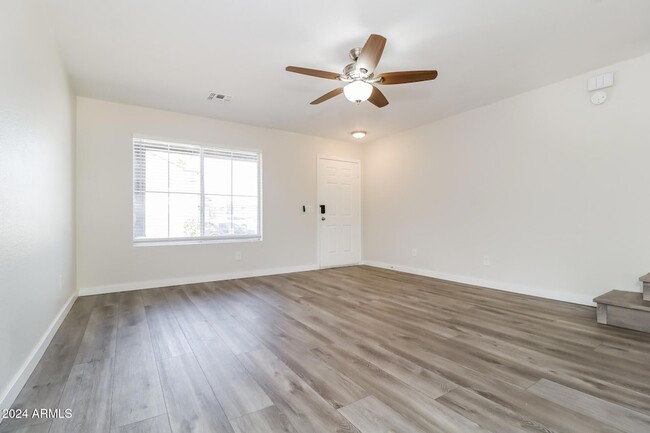 Foto del edificio - 15413 W Watson Ln