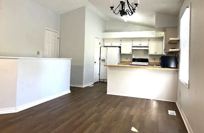 Foto del edificio - 821 W Rosewood Dr